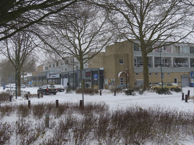 901312 Gezicht op de buitenzijde van het Winkelcentrum Mereveldplein te De Meern (gemeente Utrecht) in een besneeuwde ...